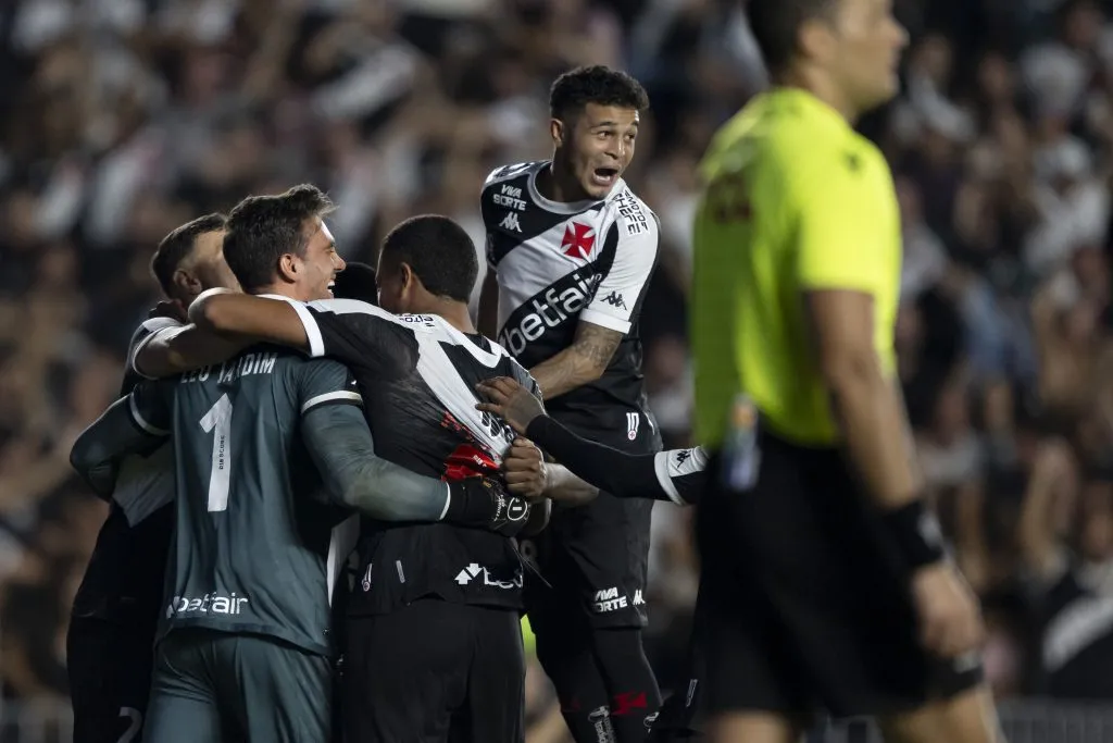 RJ – RIO DE JANEIRO – 20/05/2025 – COPA DO BRASIL 2025, VASCO X OPERARIO – Leo Jardim goleiro do Vasco comemora vitoria com jogadores do seu time apos partida contra o Operario no estadio Sao Januario pelo campeonato Copa Do Brasil 2025. Foto: Jorge Rodrigues/AGIF