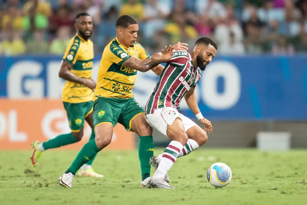 MT – CUIABA – 21/07/2024 – BRASILEIRO A 2024, CUIABA X FLUMINENSE – Denilson jogador do Cuiaba disputa lance com Samuel Xavier jogador do Fluminense durante partida no estadio Arena Pantanal pelo campeonato Brasileiro A 2024. Foto: Gil Gomes/AGIF