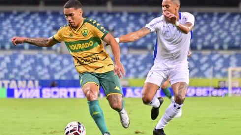 Denilson jogador do Cuiaba disputa lance com jogador do Avai durante partida no estadio Arena Pantanal pelo campeonato Brasileiro B 2025.