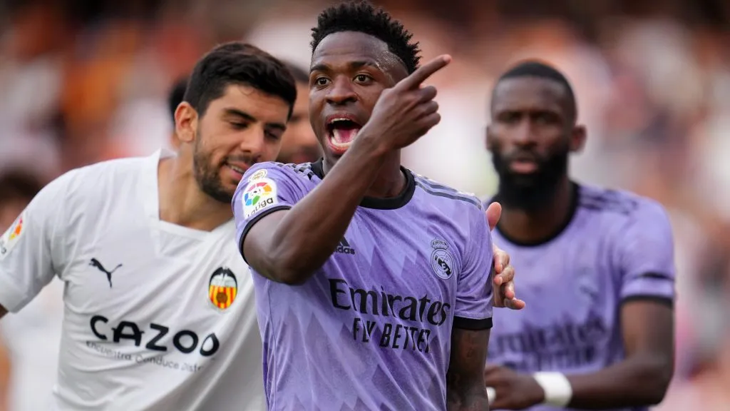 Vinicius Júnior durante a partida entre Valencia x Real Madrid. (Photo by Aitor Alcalde/Getty Images)