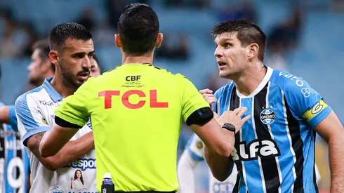 Kannemann discute com árbitro Matheus Delgado Candançan durante Grêmio x CSA pela Copa Do Brasil 2025. Foto: Maxi Franzoi/AGIF