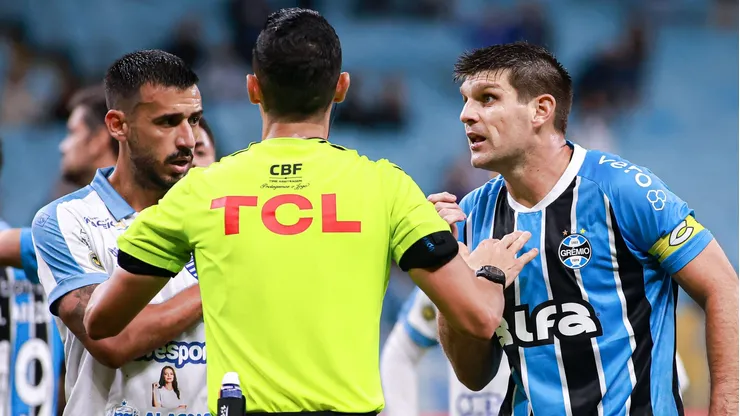 Kannemann discute com árbitro Matheus Delgado Candançan durante Grêmio x CSA pela Copa Do Brasil 2025. Foto: Maxi Franzoi/AGIF
