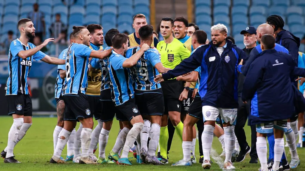 Tumulto entre jogadores do Grêmio e o árbitro Matheus Delgado Candançan. Foto: Maxi Franzoi/AGIF
