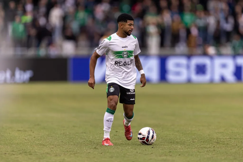 Lucas Ronier jogador do Coritiba durante partida contra o Vila Nova-GO pelo campeonato Brasileiro B 2025. Foto: Paulo De Tarso Pires Dos Santos/AGIF