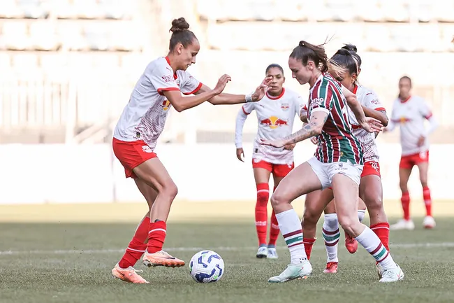 Jogadoras de Fluminense e Bragantino brigam pela bola (Rebeca Reis/Staff Images Woman/CBF)