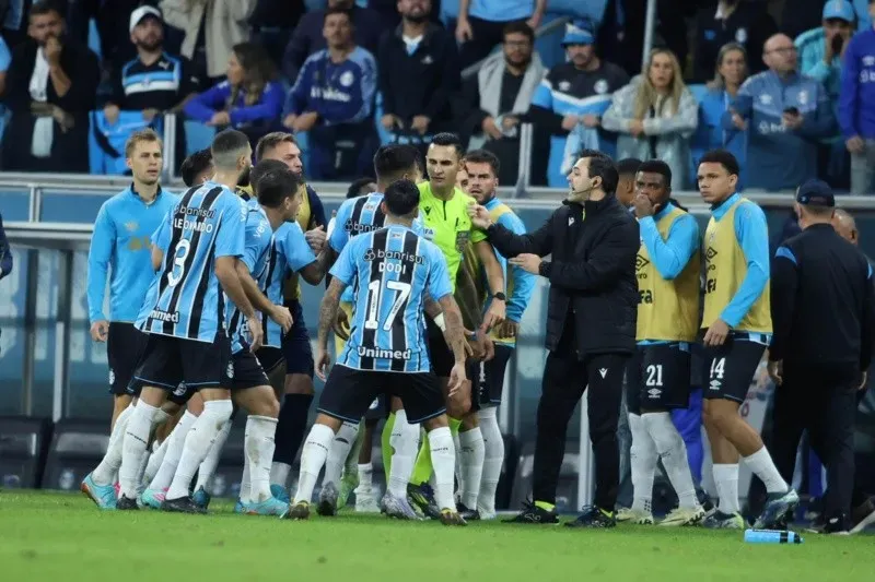 Discussão entre jogadores do Grêmio e o árbitro Matheus Candançan após anulação de gol |&nbsp;EDU ANDRADE/Fatopress/Gazeta Press