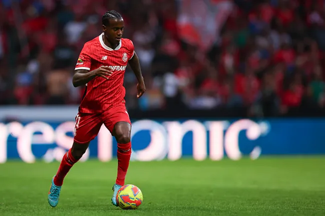 Helinho jogando no Toluca-MEX em 2025 – (Photo by Ramon Romero/Getty Images)