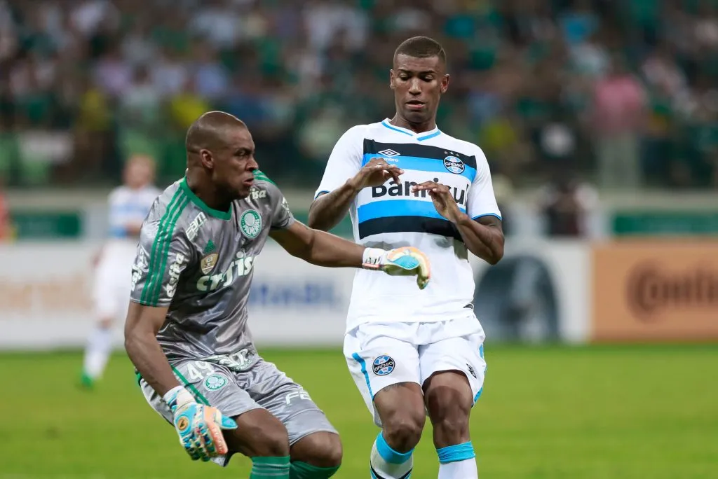 SAO PAULO – SP – 19/10/2016 – COPA DO BRASIL 2016/PALMEIRAS X GREMIO – Jailson do Palmeiras disputa lance com Walace do Gremio durante partida pela Copa do Brasil 2016 na Arena Allianz Parque. Foto: Marcello Zambrana/AGIF
