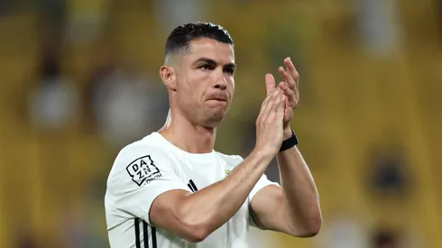 Cristiano Ronaldo, do Al Nassr, aplaude os fãs durante o aquecimento antes da partida da Saudi Pro League entre Al Nassr e Al Ittihad no Al-Awwal Park em 07 de maio de 2025 em Riad, Arábia Saudita. (Foto de Yasser Bakhsh/Getty Images)