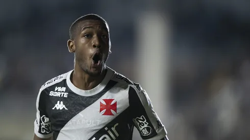 Rayan jogador do Vasco comemora seu gol durante partida contra o Operario