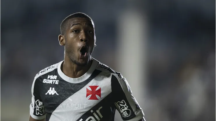 Rayan jogador do Vasco comemora seu gol durante partida contra o Operario