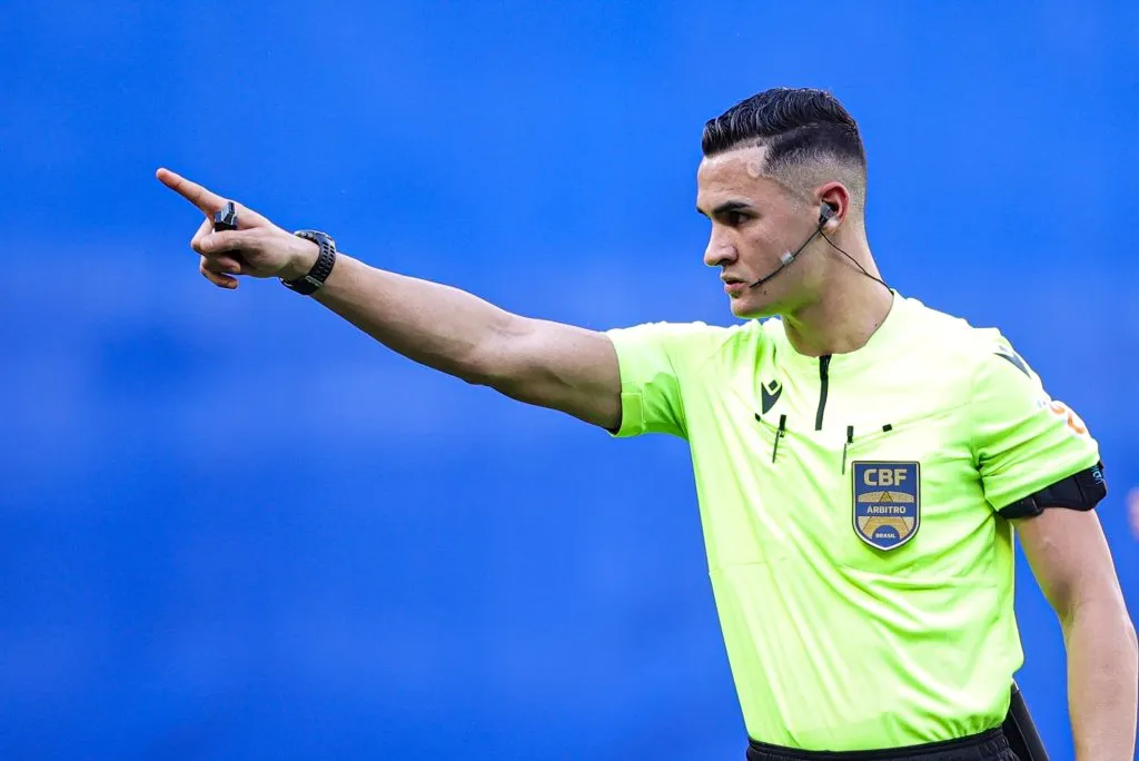 MG – BELO HORIZONTE – 05/11/2023 – BRASILEIRO A 2023, CRUZEIRO X INTERNACIONAL – O arbitro Matheus Delgado Candancan durante partida entre Cruzeiro e Internacional no estadio Mineirao pelo campeonato Brasileiro A 2023. Foto: Gilson Lobo/AGIF