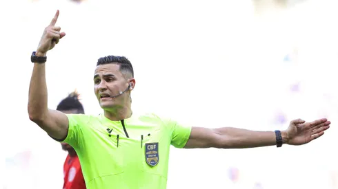 O arbitro Matheus Delgado Candancan durante partida entre Cruzeiro e Internacional no estadio Mineirao pelo campeonato Brasileiro A 2023.