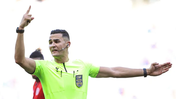 O arbitro Matheus Delgado Candancan durante partida entre Cruzeiro e Internacional no estadio Mineirao pelo campeonato Brasileiro A 2023.