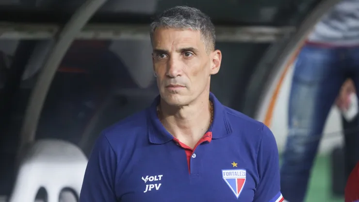 Vojvoda técnico do Fortaleza durante partida contra o Retrô no estádio Arena Castelão pelo campeonato Copa Do Brasil 2025. Foto: Lucas Emanuel/AGIF