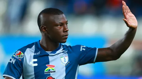 Marino Hinestroza of Pachuca acknowledges the fans during the 14th round match between Pachuca and Tijuana as part of the Torneo Apertura 2022 Liga MX at Hidalgo Stadium on September 11, 2022 in Pachuca, Mexico.