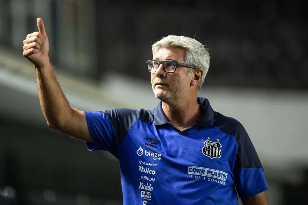 SP – SANTOS – 26/04/2023 – COPA DO BRASIL 2023, SANTOS X BOTAFOGO-SP – Odair Hellmann tecnico do Santos durante partida contra o Botafogo-SP no estadio Vila Belmiro pelo campeonato Copa do Brasil 2023.  Foto: Abner Dourado/AGIF