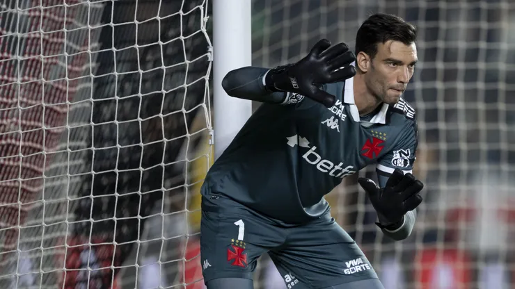 RJ - RIO DE JANEIRO - 20/05/2025 - COPA DO BRASIL 2025, VASCO X OPERARIO - Leo Jardim goleiro do Vasco durante partida contra o Operario no estadio Sao Januario pelo campeonato Copa Do Brasil 2025. Foto: Jorge Rodrigues/AGIF