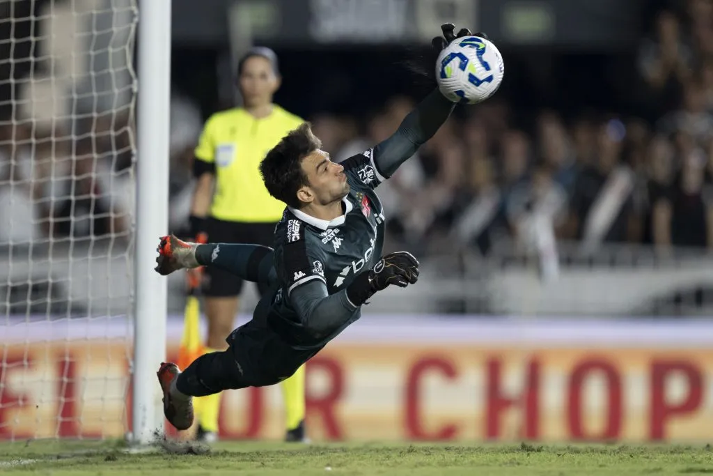 RJ – RIO DE JANEIRO – 20/05/2025 – COPA DO BRASIL 2025, VASCO X OPERARIO – Leo Jardim goleiro do Vasco defende segundo penalti em decisao durante partida contra o Operario no estadio Sao Januario pelo campeonato Copa Do Brasil 2025.   Foto: Jorge Rodrigues/AGIF