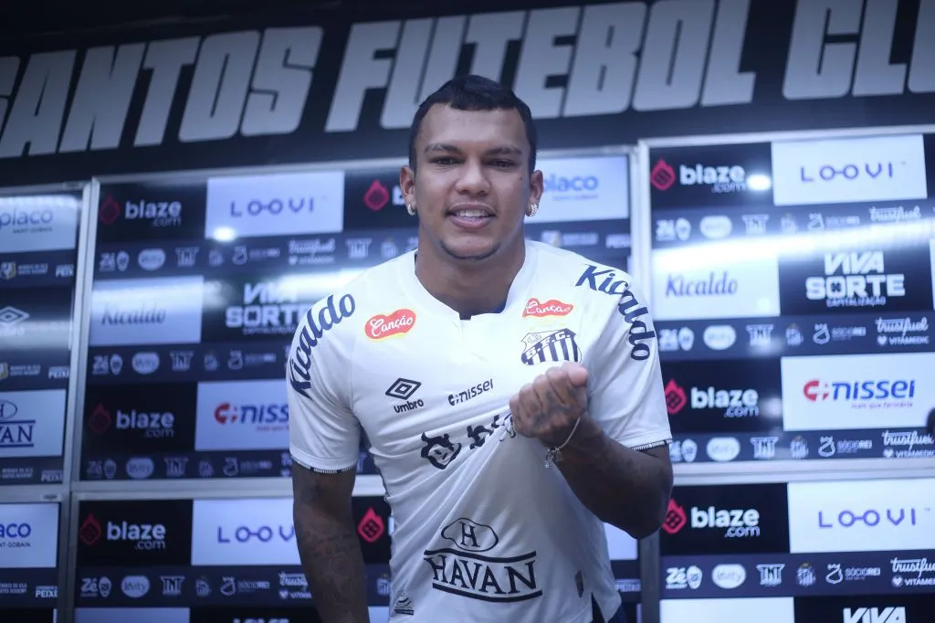 SP – SANTOS – 11/02/2025 – SANTOS, APRESENTACAO GABRIEL VERON – Gabriel Veron durante sua apresentacao oficial como jogador do Santos em coletiva de imprensa realizada no Vila Belmiro. Foto: Reinaldo Campos/AGIF