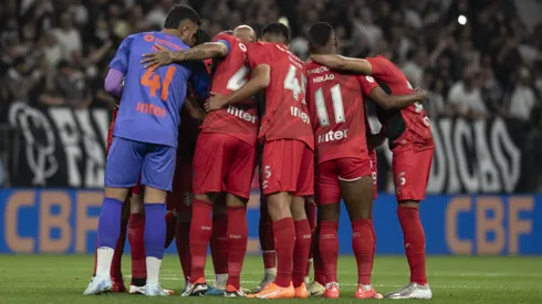 Jogadores do Athletico-PR durante chegada da equipe para partida contra o Corinthians no estadio Arena Corinthians pelo campeonato Brasileiro A 2024. Foto: Anderson Romao/AGIF