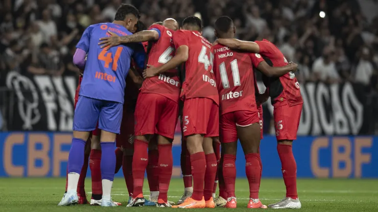 Jogadores do Athletico-PR durante chegada da equipe para partida contra o Corinthians no estadio Arena Corinthians pelo campeonato Brasileiro A 2024. Foto: Anderson Romao/AGIF