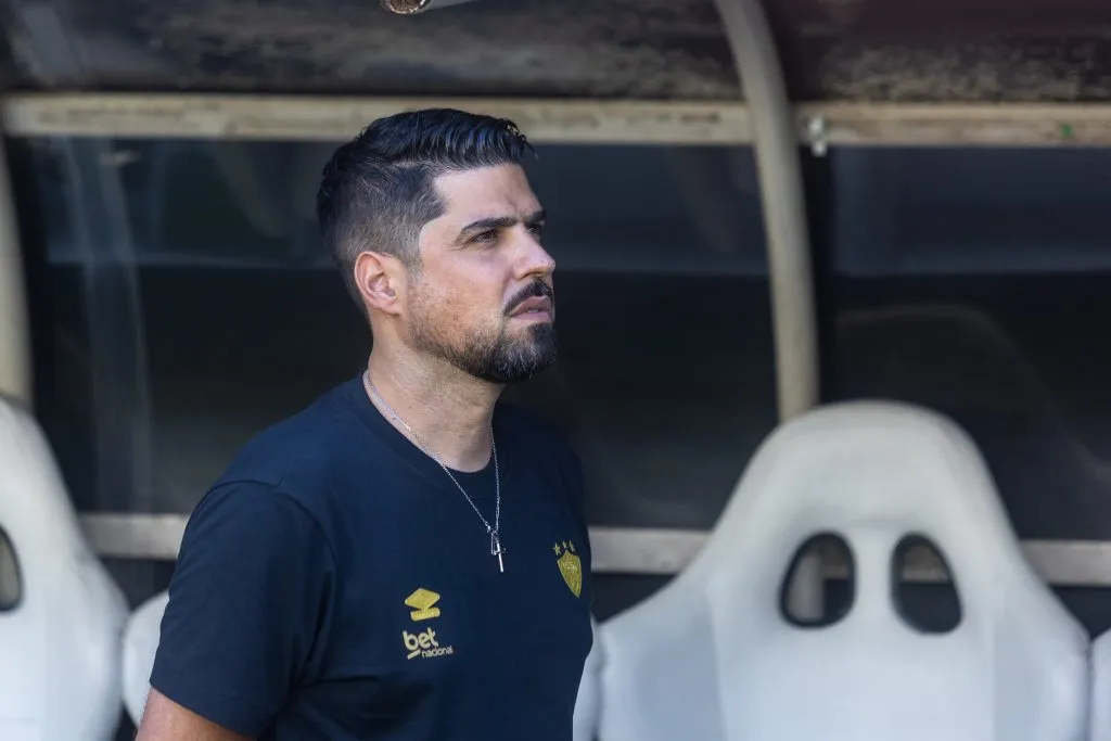 António Oliveira durante partida contra o Ceará no Campeonato Brasileiro de 2025. Foto: Lucas Emanuel/AGIF