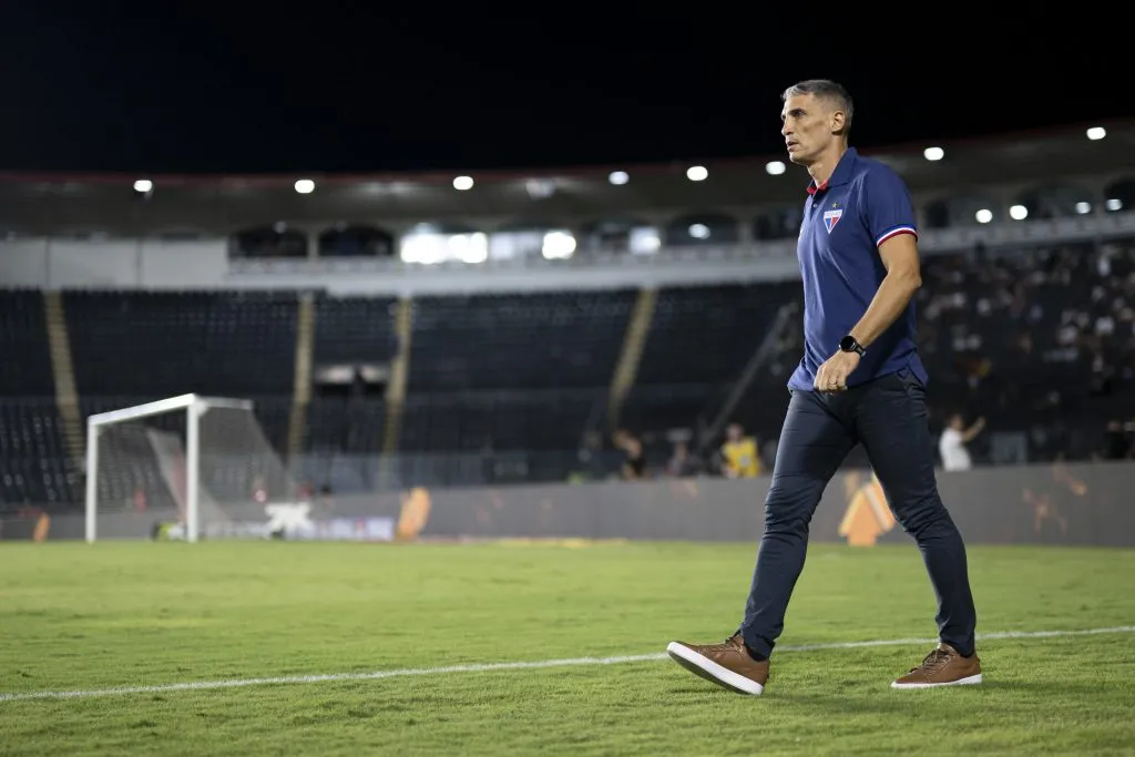 Juan Pablo Vojvoda técnico do Fortaleza durante partida contra o Vasco pelo campeonato Brasileiro A 2025. Foto: Jorge Rodrigues/AGIF