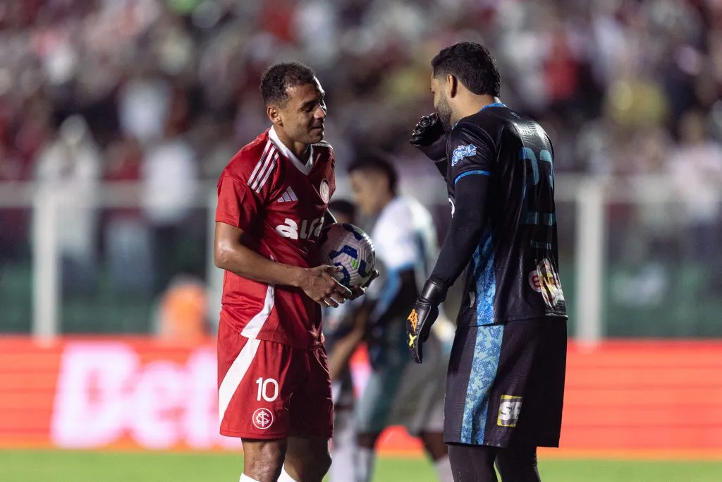 SC – FLORIANOPOLIS – 22/05/2025 – COPA DO BRASIL 2025, MARACANA X INTERNACIONAL – Rayr jogador do Maracana com Alan Patrick jogador do Internacional durante partida no estadio Orlando Scarpelli pelo campeonato Copa Do Brasil 2025. Foto: Beno Kuster/AGIF