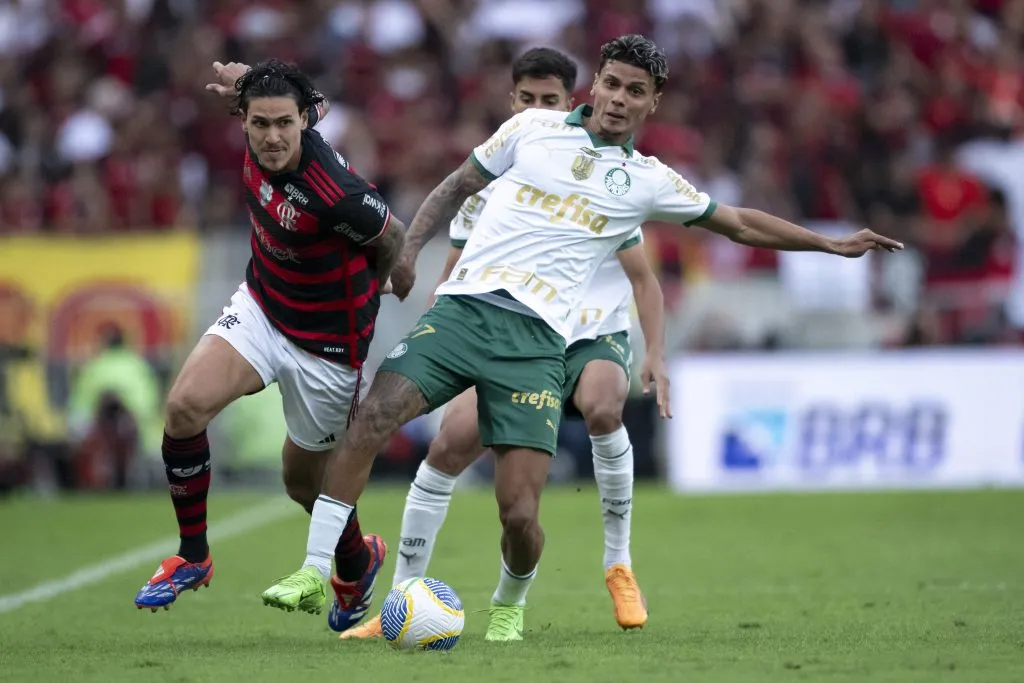 SP – RIO DE JANEIRO – 11/08/2024 – BRASILEIRO A 2024, FLAMENGO X PALMEIRAS – Pedro jogador do Flamengo disputa lance com Richard Rios jogador do Palmeiras durante partida no estadio Maracana pelo campeonato Brasileiro A 2024. Foto: Jorge Rodrigues/AGIF