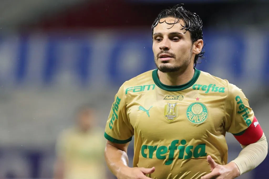 MG – BELO HORIZONTE – 04/12/2024 – BRASILEIRO A 2024, CRUZEIRO X PALMEIRAS – Raphael Veiga jogador do Palmeiras durante partida contra o Cruzeiro no estadio Mineirao pelo campeonato Brasileiro A 2024. Foto: Gilson Lobo/AGIF