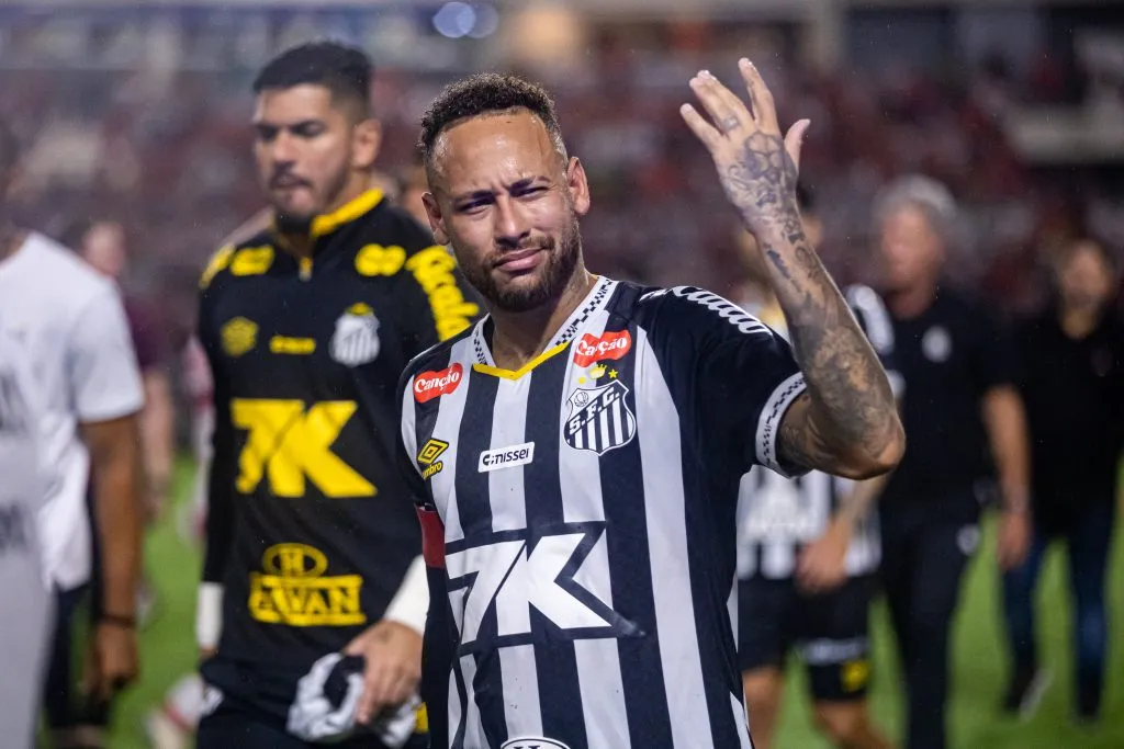 AL – MACEIO – 22/05/2025 – COPA DO BRASIL 2025, CRB X SANTOS – Neymar provoca torcida do CRB, apos eliminacao nos  penaltis, estadio Rei Pele pelo campeonato Copa Do Brasil 2025. Foto: Itawi Albuquerque/AGIF