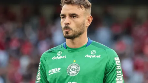 Gabriel Vasconcellos durante confronto entre Coritiba x Athletico-PR no Brasileirão de 2023.