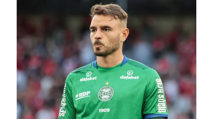 Gabriel Vasconcellos durante confronto entre Coritiba x Athletico-PR no Brasileirão de 2023.
