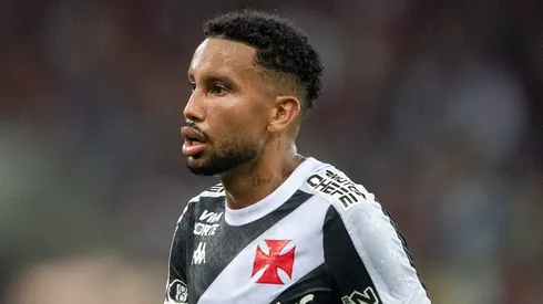 Jair durante confronto contra o Flamengo no Brasileirão 2025.