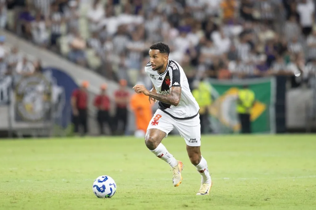 Jair  jogador do Vasco durante partida contra o Ceará pelo campeonato Brasileiro A 2025. Foto: Baggio Rodrigues/AGIF