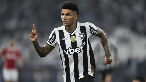 RJ – RIO DE JANEIRO – 11/05/2025 – BRASILEIRO A 2025, BOTAFOGO X INTERNACIONAL – Igor Jesus jogador do Botafogo comemora seu gol durante partida contra o Internacional no estadio Engenhao pelo campeonato Brasileiro A 2025. Foto: Jorge Rodrigues/AGIF