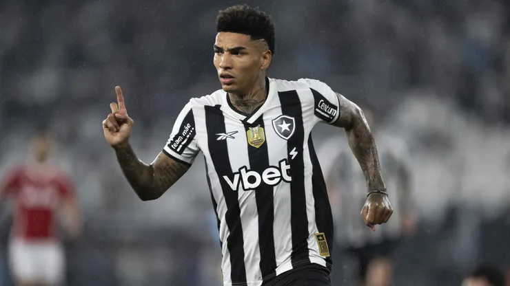 RJ - RIO DE JANEIRO - 11/05/2025 - BRASILEIRO A 2025, BOTAFOGO X INTERNACIONAL - Igor Jesus jogador do Botafogo comemora seu gol durante partida contra o Internacional no estadio Engenhao pelo campeonato Brasileiro A 2025. Foto: Jorge Rodrigues/AGIF