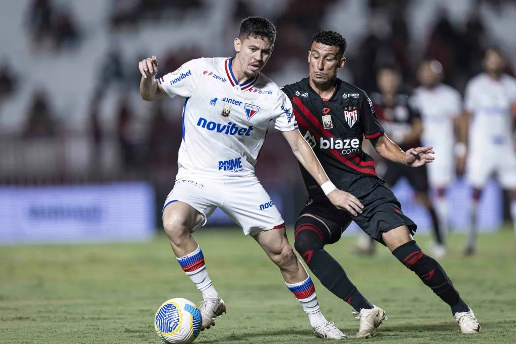 Baralhas jogador do Atlético-GO disputa lance com Matheus Rossetto jogador do Fortaleza durante partida no pelo campeonato Brasileiro A 2024. Foto: Heber Gomes/AGIF