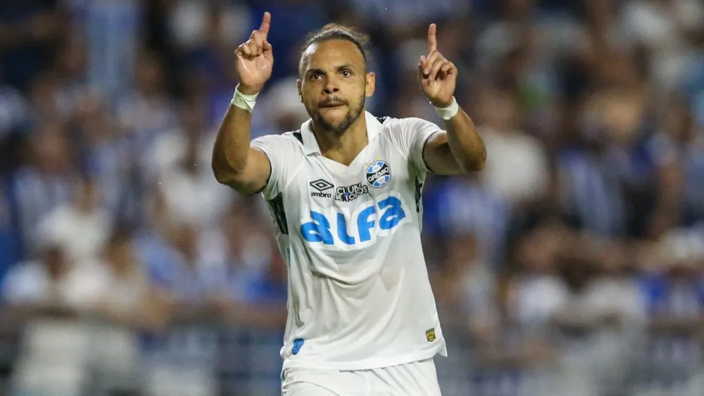 Grêmio quer Carlos Vinícius (Imagem: Marlon Costa/AGIF)