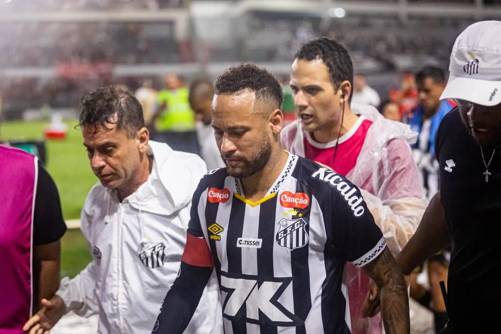 AL – MACEIO – 22/05/2025 – COPA DO BRASIL 2025, CRB X SANTOS – Neymar provoca torcida do CRB, apos eliminacao nos  penaltis, estadio Rei Pele pelo campeonato Copa Do Brasil 2025. Foto: Itawi Albuquerque/AGIF