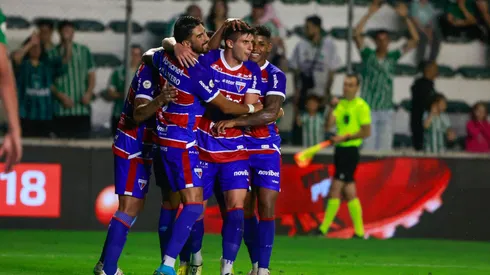 Kuscevic, jogador do Fortaleza, comemorando gol com seus companheiros. Luiz Erbes/AGIF