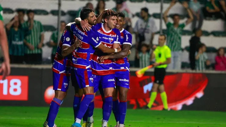 Kuscevic, jogador do Fortaleza, comemorando gol com seus companheiros. Luiz Erbes/AGIF