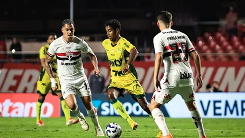 Luciano, jogador do São Paulo, em disputa de bola com atleta do Mirassol. Fabio Giannelli/AGIF