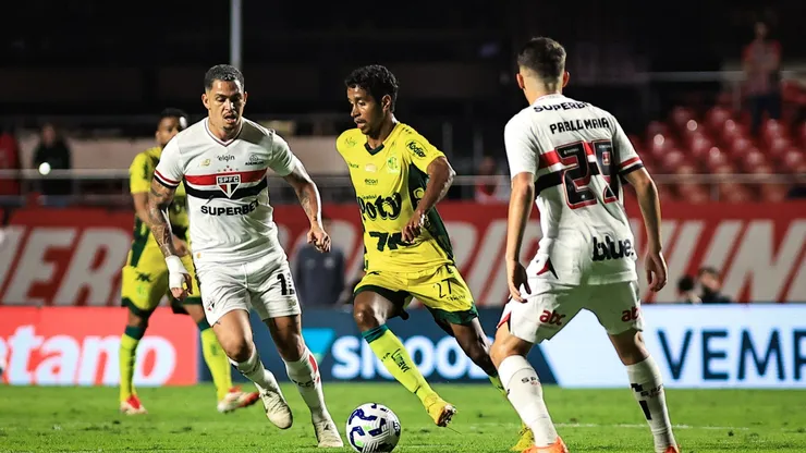 Luciano, jogador do São Paulo, em disputa de bola com atleta do Mirassol. Fabio Giannelli/AGIF