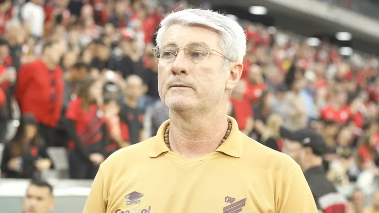 Odair Hellmann tecnico do Athletico-PR durante partida contra o Athletic Club no estadio Arena da Baixada pelo campeonato Brasileiro B 2025. Foto: Gabriel Machado/AGIF