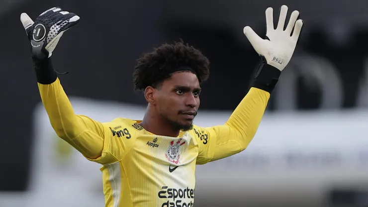 Hugo Souza goleiro do Corinthians durante partida contra o Santos no estadio Arena Corinthians pelo campeonato Brasileiro A 2025. Foto: Ettore Chiereguini/AGIF