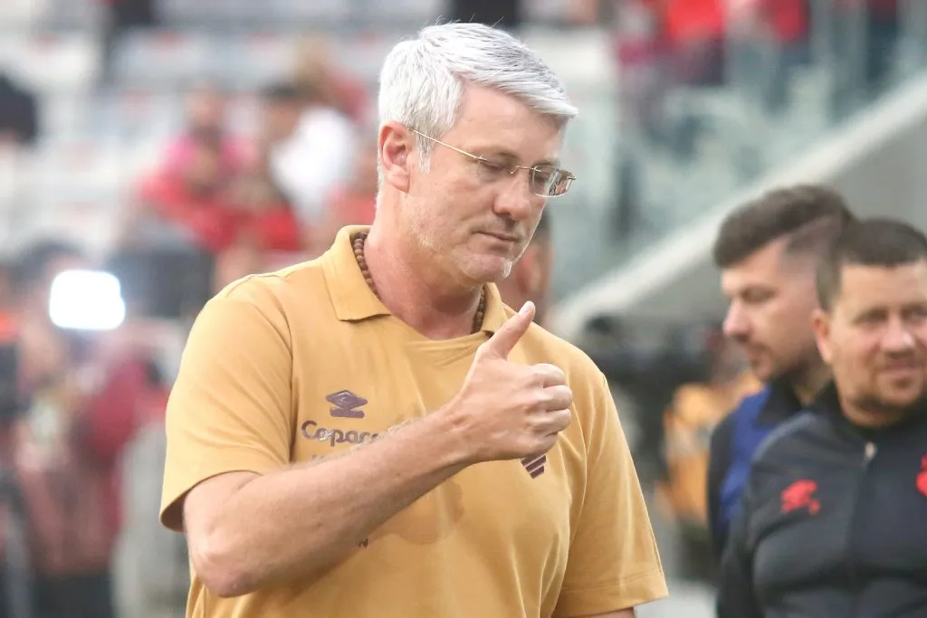 Odair Hellmann durante partida contra o Athletic na Série B de 2025. Foto: Gabriel Machado/AGIF