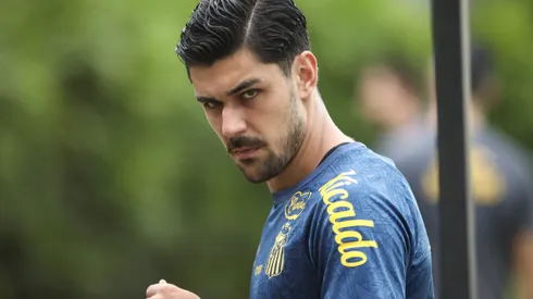 João Basso durante treinamento do Santos.