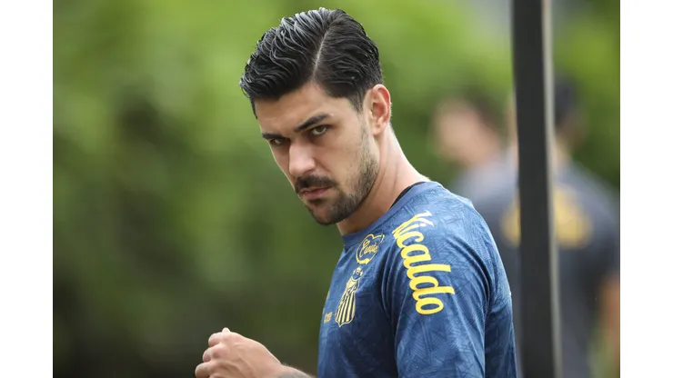 João Basso durante treinamento do Santos.